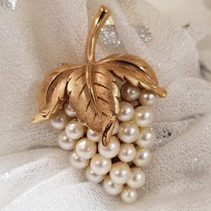 MOTHER'S DAY! 1960s Gold Tone Trifari Pearl Pin
